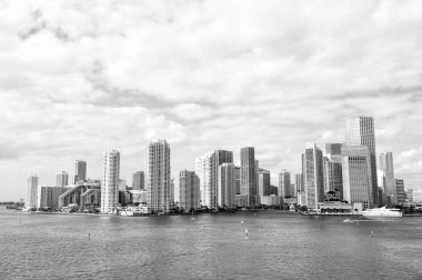 Miami gökdelenler mavi bulutlu gökyüzü, tekne yelken, havadan görünümü
