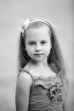 küçük bebek kız mavi yelek açık çok güzel yüzüne ile