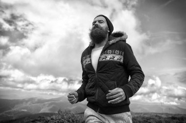 Uzun sakallı Runner adam çalıştırmak dağ manzarası