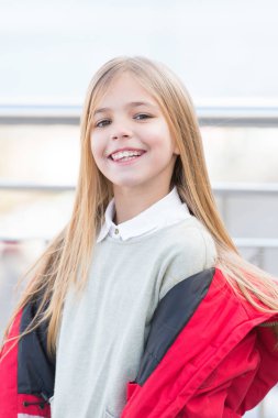 Kırmızı montlu çocuk ayağa köprüde