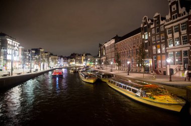 Water Sokağı tekneler ve Amsterdam'ın gece binalar ile