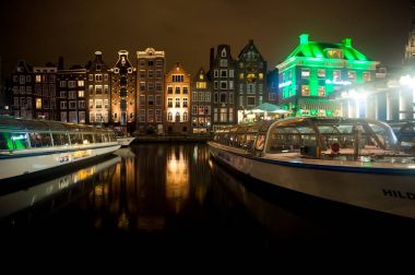 Tur tekneleri nehir kanalı ve Amsterdam'ın tarihi binalar