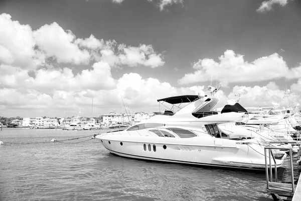 Yachts en baie avec ciel nuageux — Photo