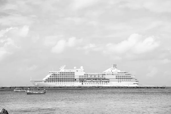Groot cruiseschip in baai aan water, Cozumel, Mexico — Stockfoto