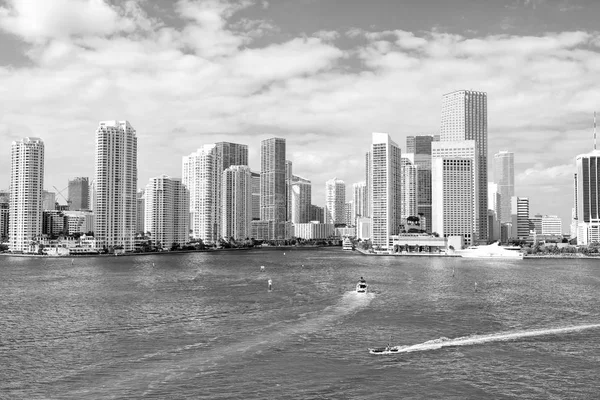 Vista aérea de arranha-céus de Miami com céu azul nublado, vela de barco — Fotografia de Stock