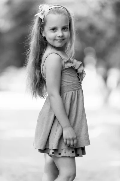 Niña pequeña con la cara sonriente en vestido azul al aire libre —  Fotos de Stock