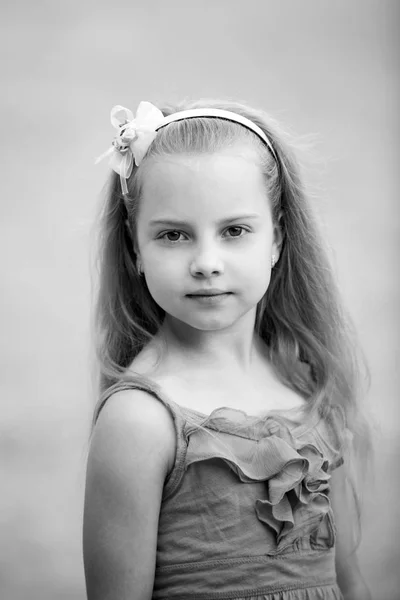 Pequena menina com rosto adorável em colete azul ao ar livre — Fotografia de Stock