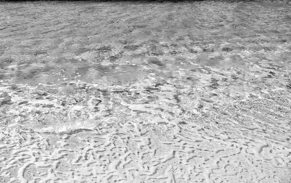 Fondo de agua ondulada sobre arena — Foto de Stock