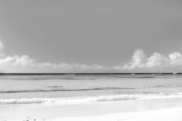 Hermosa vista marina en la línea de la costa del mar con olas limpias wat surf — Foto de Stock