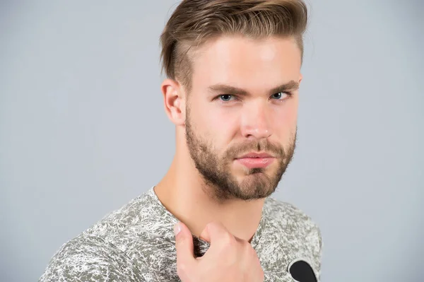 Macho con cara barbuda y cabello elegante, corte de pelo — Foto de Stock