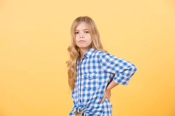 Παιδί κορίτσι με ξανθά μακριά μαλλιά με μπλε καρό πουκάμισο — Φωτογραφία Αρχείου