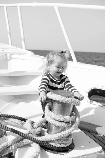 Kleiner Junge mit glücklichem Gesicht auf Boot mit Seil — Stockfoto