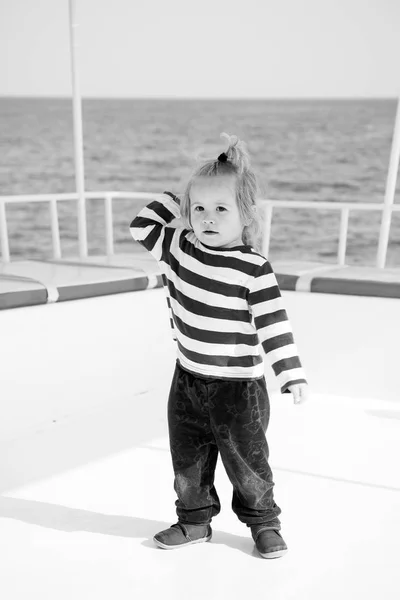 Küçük bebek çocuk denizci, deniz gömlekli yat kaptanı — Stok fotoğraf