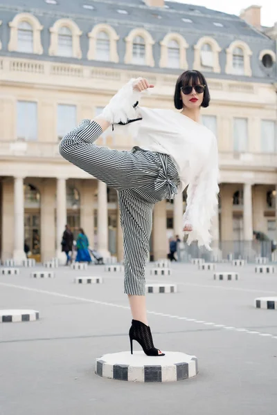 Menina em sapatos de salto alto, roupas da moda em Paris, França — Fotografia de Stock