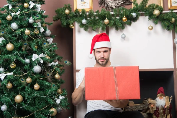Hombre con caja de regalo en el árbol de Navidad — Foto de Stock