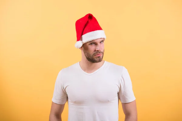 Man santa σε λευκό tshirt σε πορτοκαλί φόντο — Φωτογραφία Αρχείου