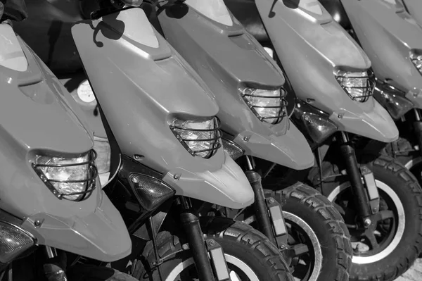 Scooters rojos o motocicletas para la venta o alquiler en fila —  Fotos de Stock