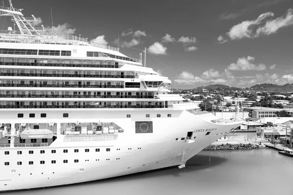 Beautiful large luxury cruise ship at moorage St. John, Antigua — Stock Photo, Image