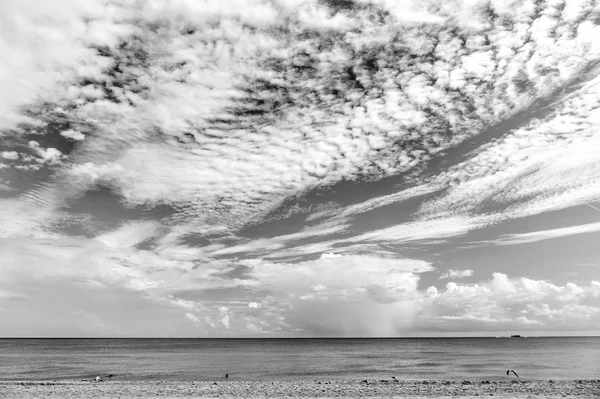 Água do mar na praia de areia e céu azul em Miami — Fotografia de Stock