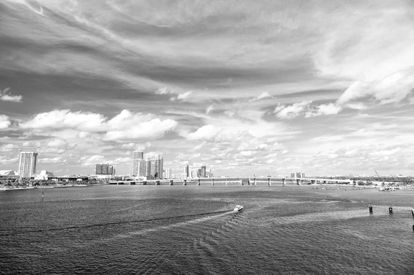 Wasserkanal mit Brücke und Häusern am wolkenverhangenen blauen Himmel — Stockfoto