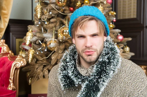 Macho con barba en cara seria en árbol de Navidad — Foto de Stock