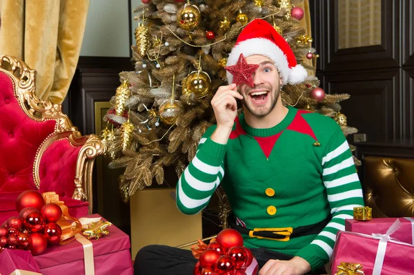 Man santa cover lachend gezicht met ster-decoratie — Stockfoto