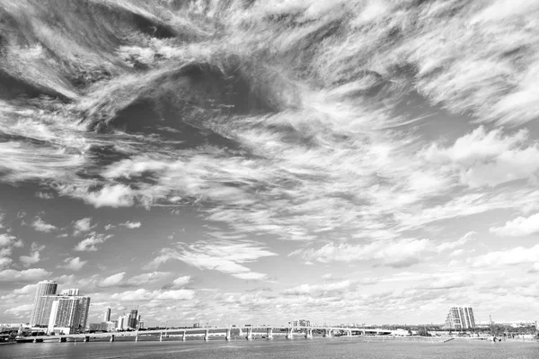 Kanał wodny z mostu i domy na zachmurzone niebo niebieski — Zdjęcie stockowe