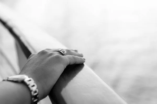 Elegantes manos femeninas con manicura roja — Foto de Stock