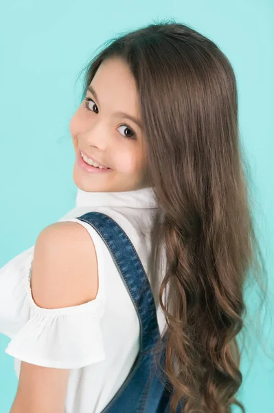 Model Kid z długo zdrowe włosy brunetka — Zdjęcie stockowe