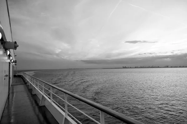 Vista para o mar a partir do navio de cruzeiro — Fotografia de Stock