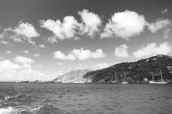ヨット、ボート、山は日当たりの良い夏の湾で輸送を出荷します。 — ストック写真