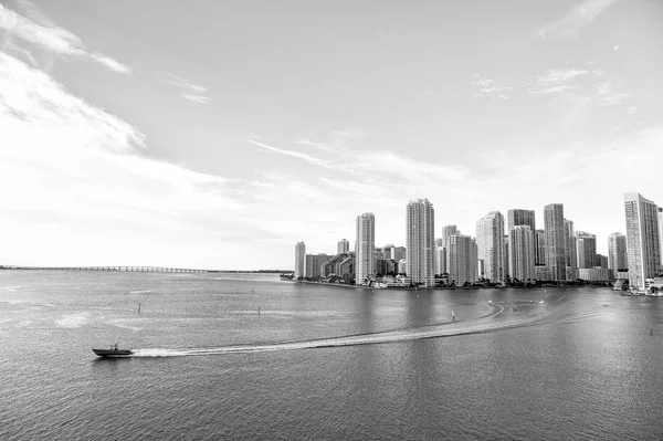 Flygfoto över Miami skyskrapor med blå molnig himmel, båt segel — Stockfoto