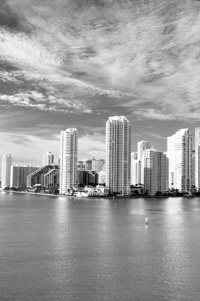 Miami, Paisaje marino con rascacielos en Bayside — Foto de Stock
