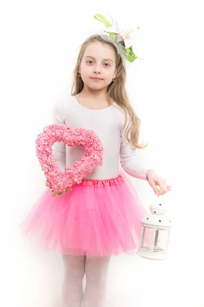 Enfant avec couronne de coeur rose et lanterne de Noël — Photo