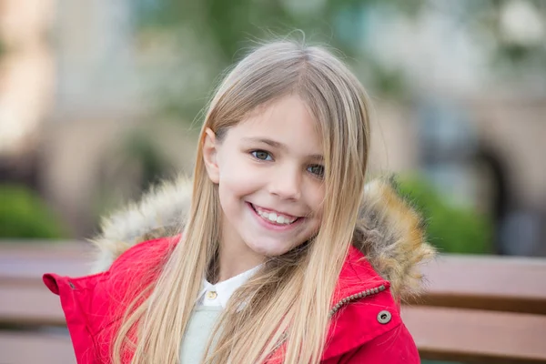 Kind met blond lang haar glimlach buiten — Stockfoto