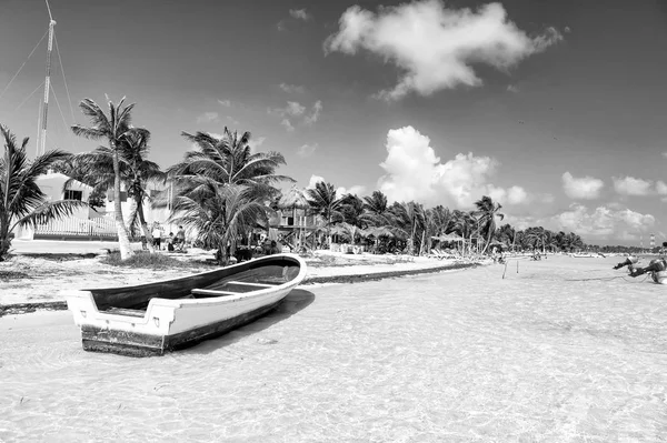 Jacht żaglowy na wodzie, na plaży, Costa Maya, Meksyk — Zdjęcie stockowe