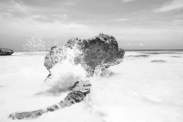 Vagues de mer mousseuses et pierre — Photo