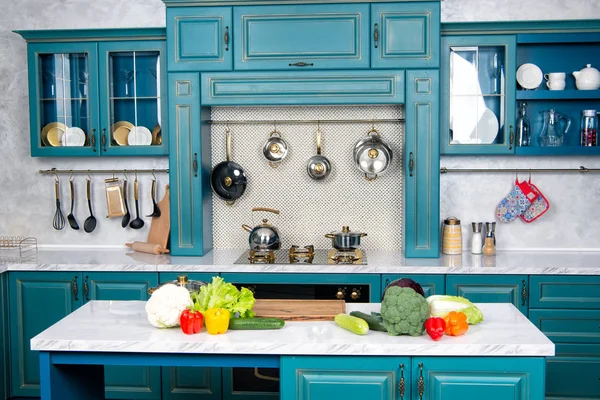 Verduras en la mesa en el interior de la cocina azul — Foto de Stock