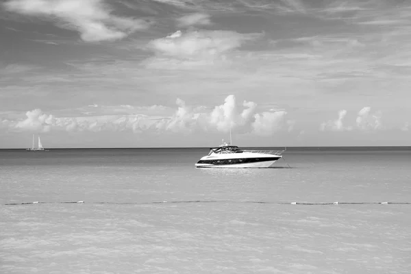 Yacht boot op exotische mooie marine beach van Antigua St. Johns — Stockfoto