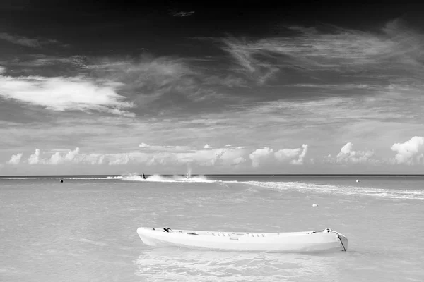 Gele boot op water — Stockfoto