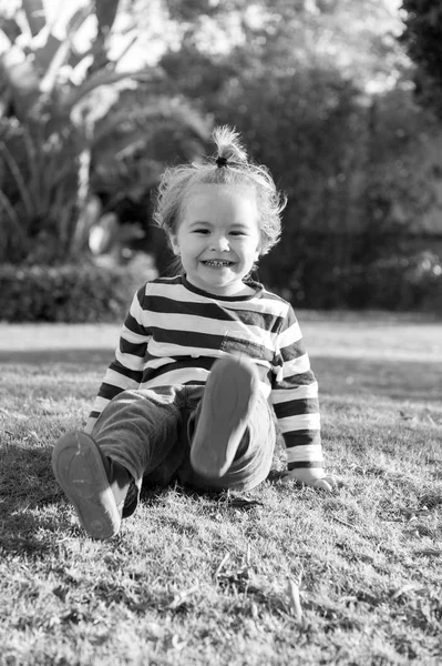 快乐的笑脸，赤脚的绿色草地上的小宝宝 — 图库照片