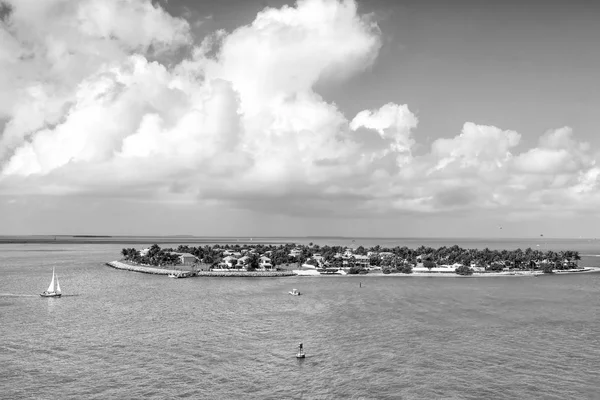 Turistiska yachts flytande nära gröna ön på Key West, Florida — Stockfoto