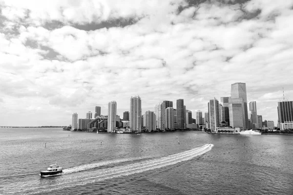Μαϊάμι ουρανοξύστες με μπλε συννεφιασμένος ουρανός, βάρκα πανιών, αεροφωτογραφία — Φωτογραφία Αρχείου