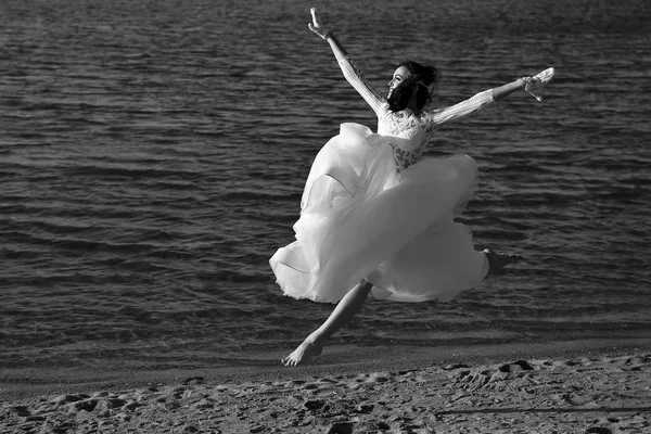 Abito da sposa sulla corsa donna felice in acqua spiaggia estate — Foto Stock