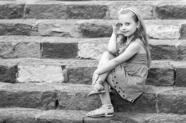 Kis mosolygó kislány színes lépcsőn kék ruha — Stock Fotó