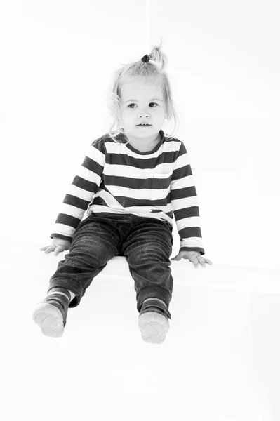 Niño pequeño con cara adorable aislado sobre fondo blanco — Foto de Stock