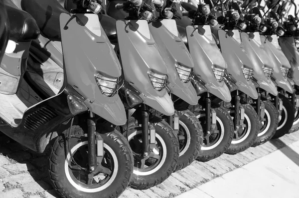 Κόκκινο δίκυκλα ή μοτοσικλέτες προς πώληση ή ενοικίαση σε σειρά — Φωτογραφία Αρχείου