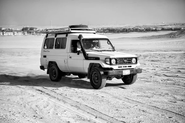 Voiture blanche Toyota conduite dans le désert de Hurghada, Egypte — Photo