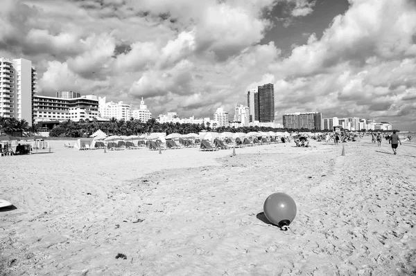 Písečná pláž s lehátkem pod žlutým deštníkem — Stock fotografie