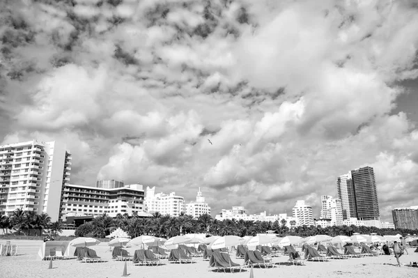 Plage avec chaises longues sous parasols jaunes — Photo